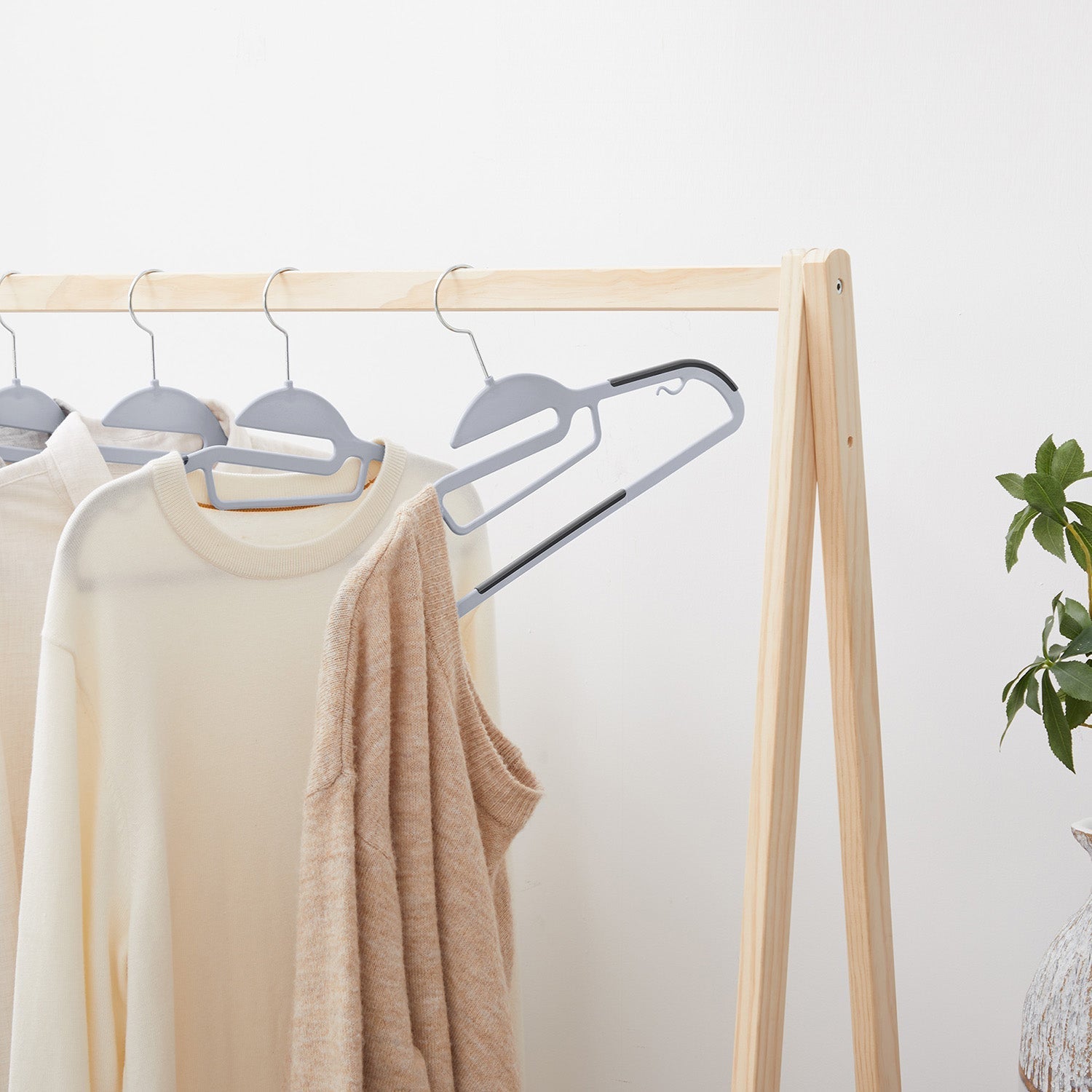 Plastic Coat Hangers - Plastic - Grey - Space-Saving Non-Slip Design