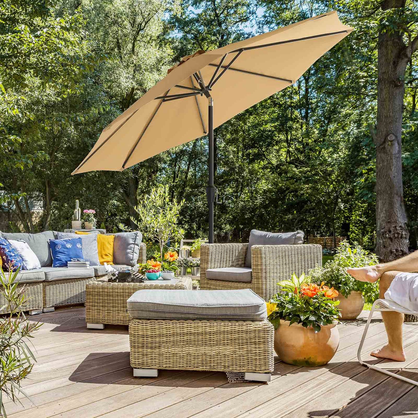 Patio Parasol - Polyester - Beige - Octagonal Canopy with Tilt and Crank Mechanism