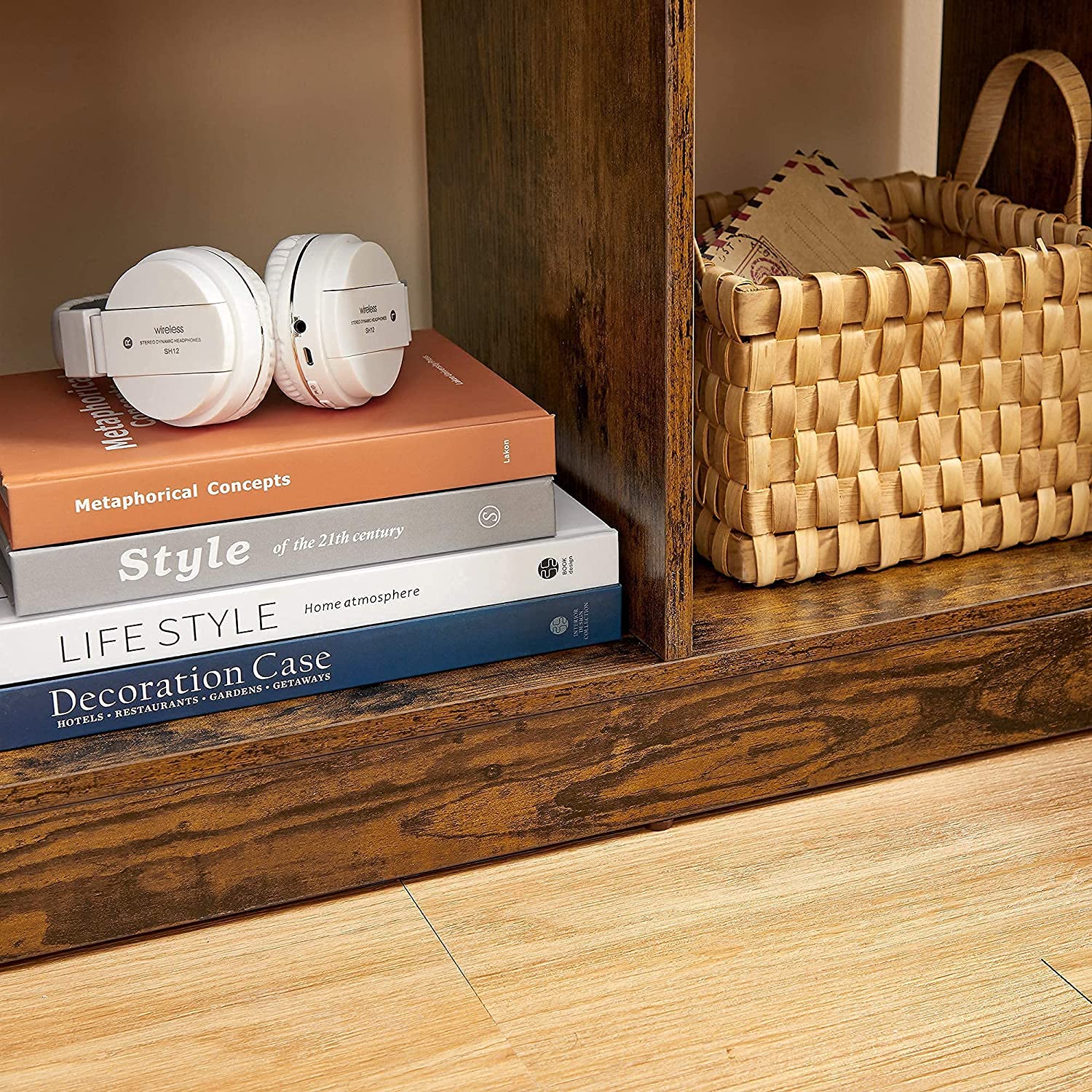 Wooden Bookcase - Rustic Brown - 5 Cubbyholes and 3 Book Organisers