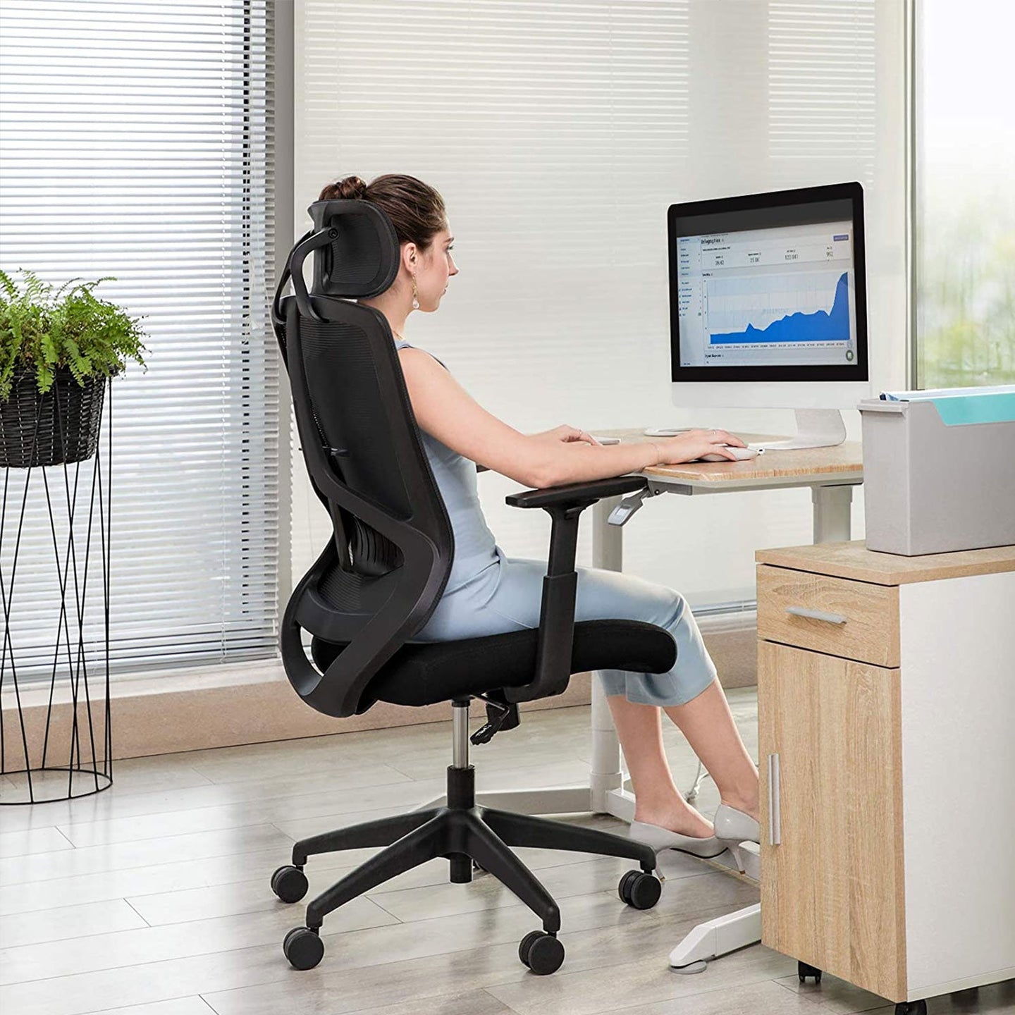 Ergonomic Office Chair - Mesh - Black - Adjustable Headrest
