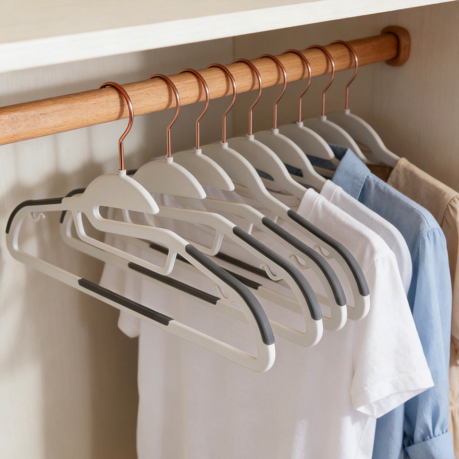 Clothes Hangers - 30 Pack - Plastic - Non-Slip